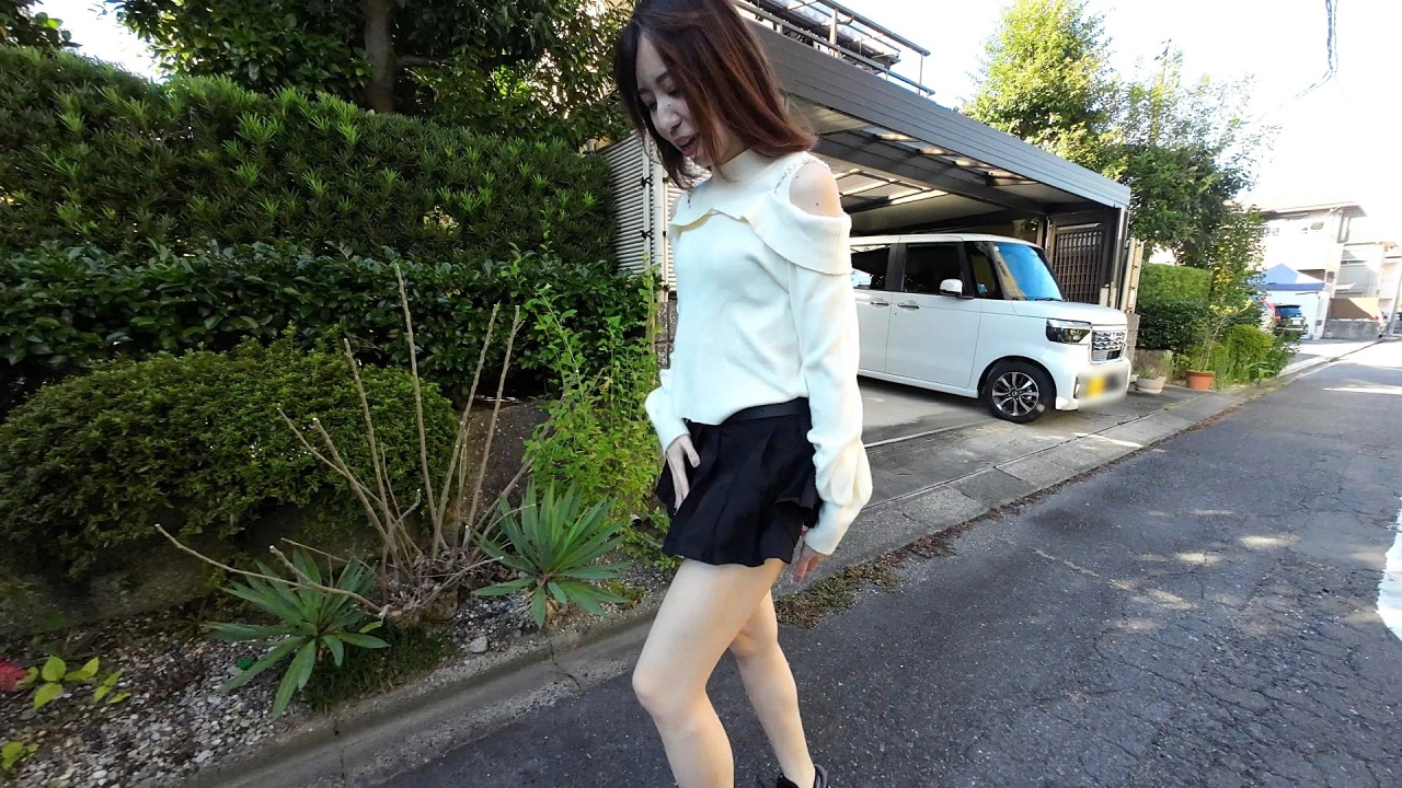 【個撮・野外露出】[長○まさみ激似ふたたび］<パイパン超美人妻>昼下がりのベランダでチンポしゃぶって激ピストン!下を通る通行人から丸見え!! サンプル画像 2