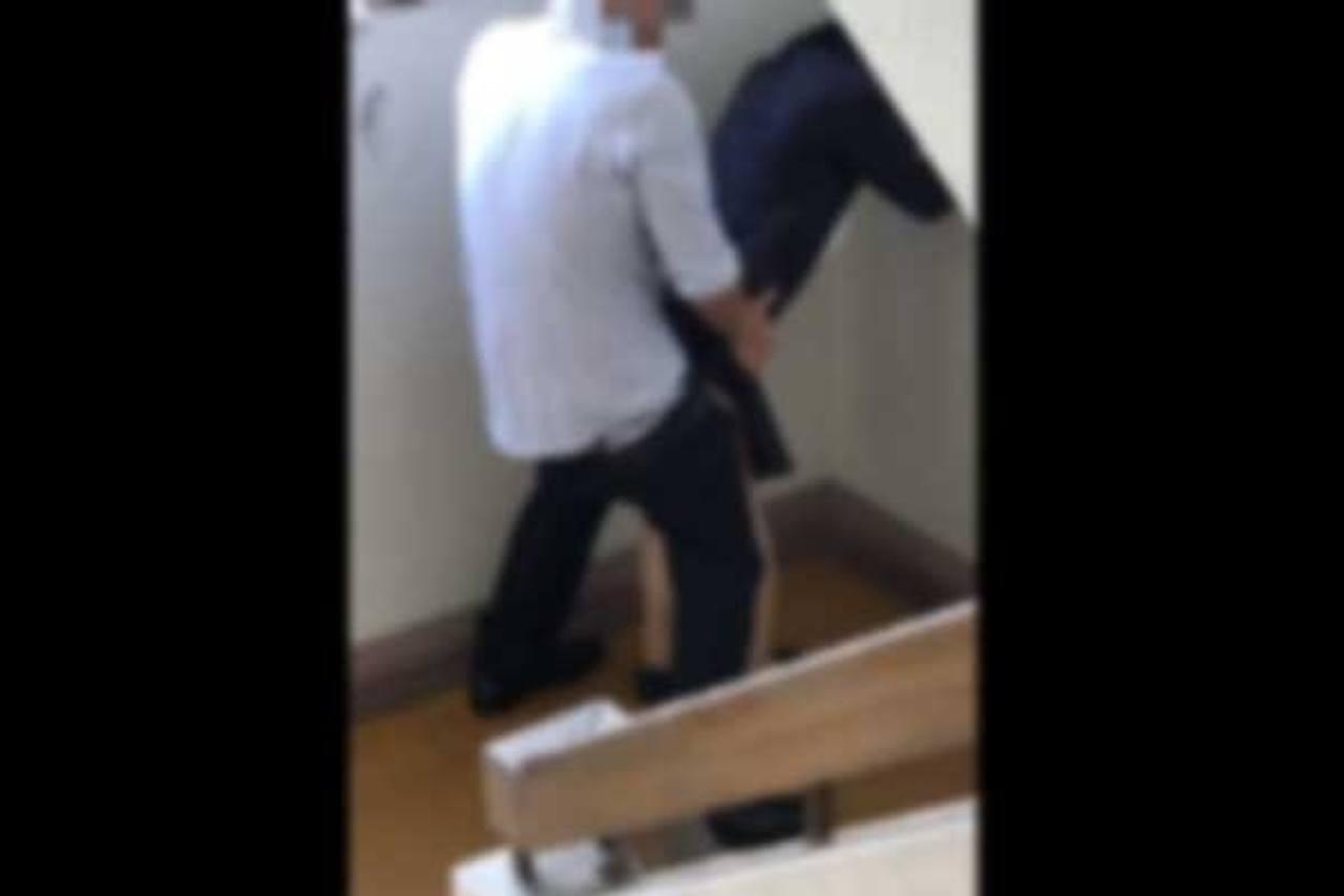 ※20日まで70％OFF※禁断の関係。美乳美尻の嫁が、隣の部屋の男◯学◯と生で合体していた... サンプル画像 4