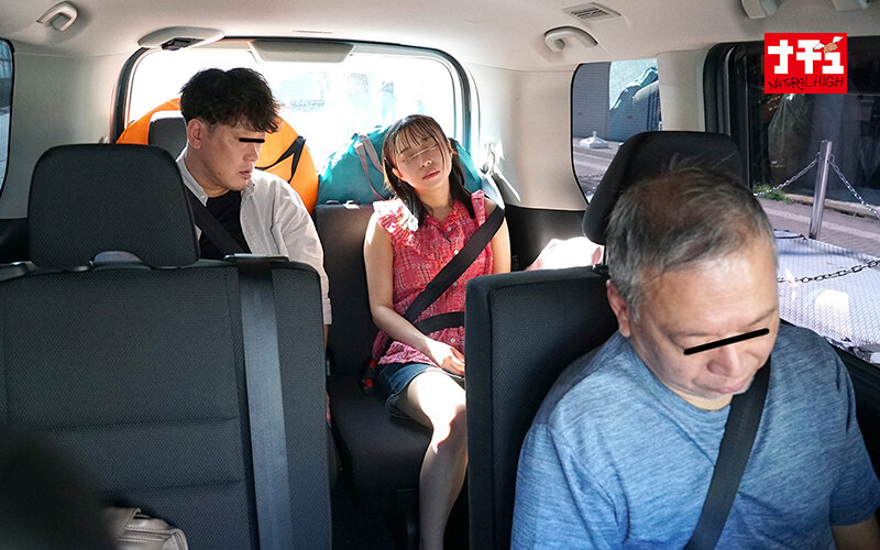 帰宅中の車内で大人に乳首をいじられ怯えて寝たふりしながら発情しだすおチビさん 推定151cm ベロ長娘 サンプル画像 3
