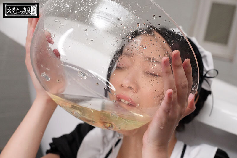 ガチおしっこ24人 合計12452ml 笑顔でごくごくご褒美喉奥飲尿娘 二葉エマ サンプル画像 6