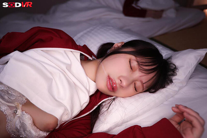 【VR】【8K】修○旅行の夜…地味メガネ同級生の布団に潜り込み強引夜○い！抵抗するも密着ピストンビショビショ濡れ快楽堕ち性交 松井日奈子 サンプル画像 5