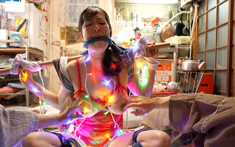 素人の縛り生中出し【色白ぽっちゃり肉便器妻編】近所のぽっちゃり奥さんは僕らのお掃除をしてくれる卑猥な肉便器雌豚でした。 成田かなこ サンプル画像 1