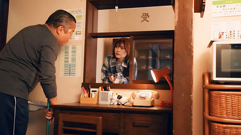 学生寮で2人きり 女子学生と中年管理人が過ごした年末年始 若い身体に衝動が抑えられず…一晩中ヤリまくった年越しイラマチオ 小松本果 サンプル画像 2
