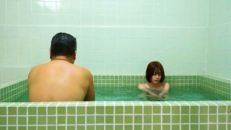 学生寮で2人きり 女子学生と中年管理人が過ごした年末年始 若い身体に衝動が抑えられず…一晩中ヤリまくった年越しイラマチオ 小松本果 サンプル画像 5