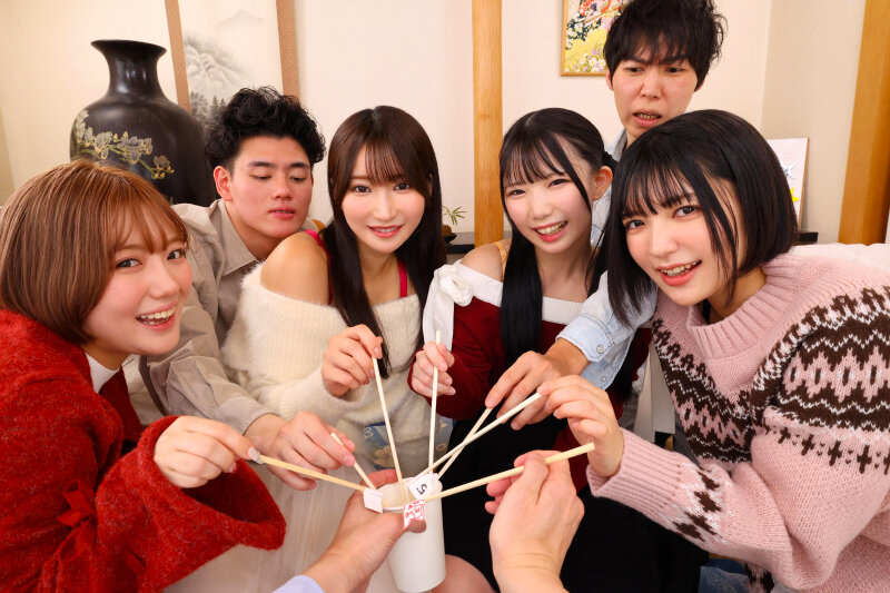 【VR】【8K】大乱交！ヤリサー合宿VR！！ エロすぎる乱痴気パーティーゲームでテンアゲMAX酒池肉林！！ ハメっぱなし！射精しっぱなし！の1泊2日 サンプル画像 4