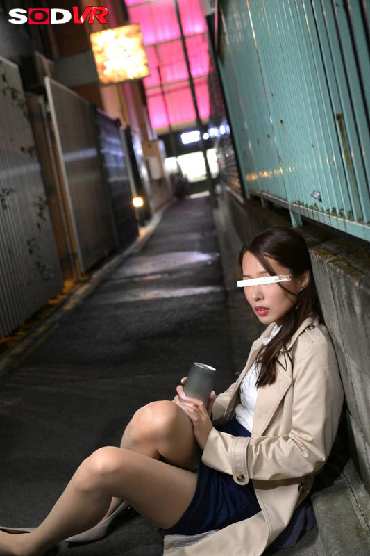 【VR】【8K】春の飲み会シーズン到来！深夜の繁華街で泥●ヤリマンOL発見！！介抱するふりして連れ込みレ×プ！！！ サンプル画像 2