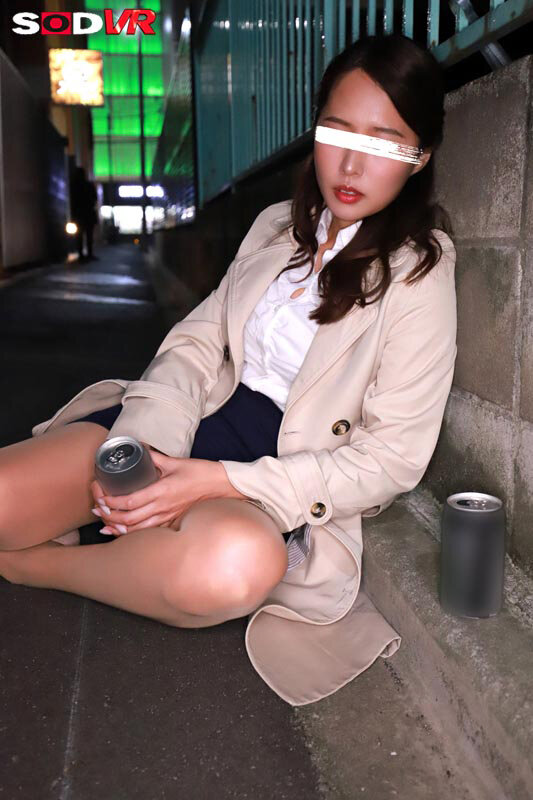 【VR】【8K】春の飲み会シーズン到来！深夜の繁華街で泥●ヤリマンOL発見！！介抱するふりして連れ込みレ×プ！！！ サンプル画像 3