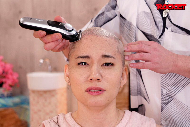 妄想アイテム究極進化シリーズ 無様エロ洗脳アプリスピンオフ ガチ丸坊主編 ～無様なスキンヘッドになる不幸が降りかかり洗脳が進むと羞恥芸も全力でやってしまう女に改変～ サンプル画像 5