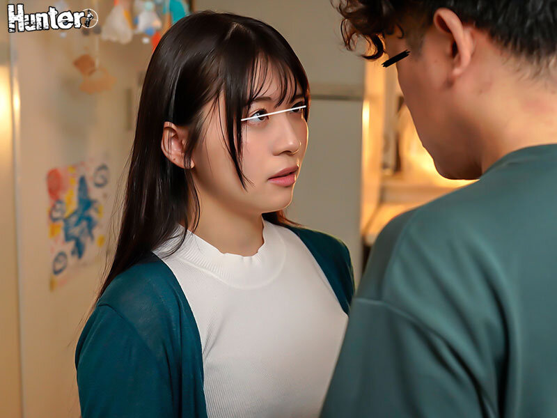 「30歳までに結婚できなかったら結婚してあげる」幼い頃に幼馴染と交わした約束を未だに心の片隅に抱えているボク。しかし再会した幼馴染は既に結婚し子持ちの主婦。「ずっと待っていたのに」と寂しそうな笑顔を見せる幼馴染とあの時出来なかった一回限りのセックス。 サンプル画像 3