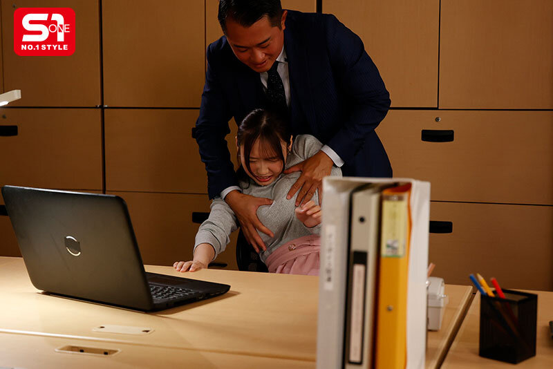 中小企業に入社したプリプリデカ乳OLが ボロッボロになるまで全オトコ社員に数珠つなぎレ●プ 小日向みゆう サンプル画像 1