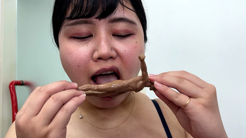 みのりちゃんがM男人形を唾液たっぷり舐めまわす サンプル画像 12