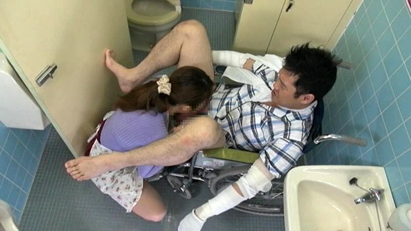 オナニー中の部屋に立入りチ●ポを辱めながら息子を服従させる母親たち。熟練の性技で愚息をイジり、快楽拷問でお仕置き! サンプル画像 14