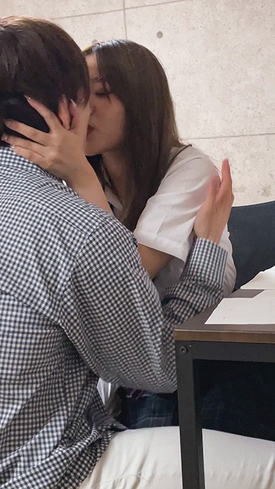 【危険作�ぁ朮板躑技佞肇妊�てる大人ギャルJ2 親がいるのに大胆中出しセックス。