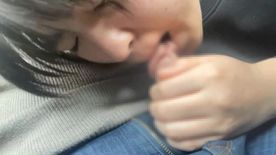 彼氏と同棲を始はじめた新入社員の車内フェラ。　春休みなので自宅に〇共がいるにもかかわらず、洗面所でフェラ抜きするマ〇友。　ギャル妻の時短車内フェラ抜き。